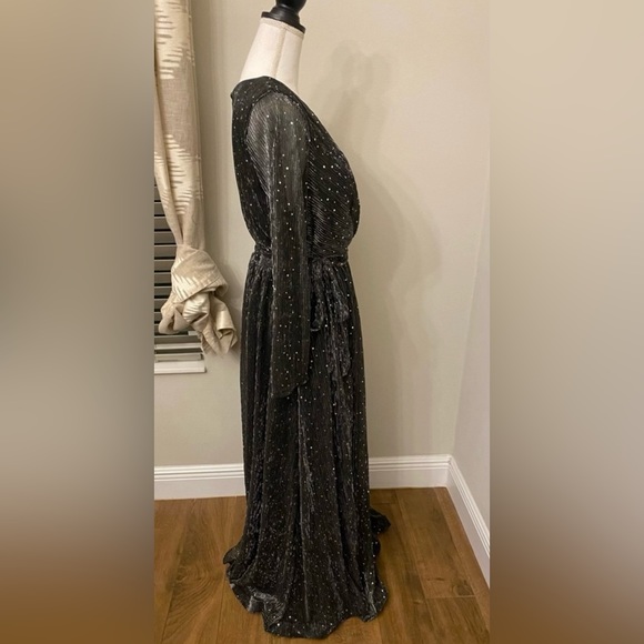 Plus Dress 🖤 - Picture 7 of 8